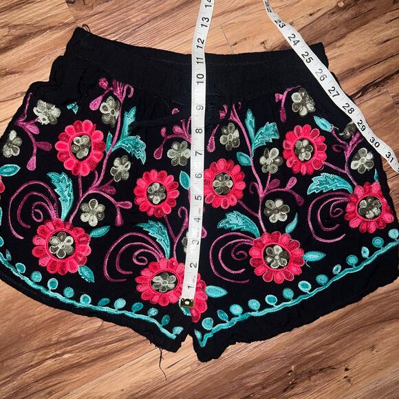 Super Cute Black and Red Floral Print Loose Fitting Shorts Size Small - Picture 5 of 7